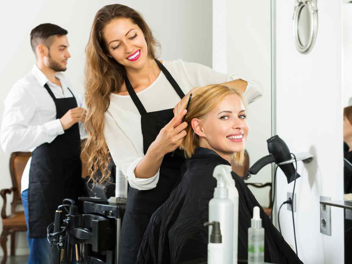 Hair specialist al lavoro sul balayage biondo