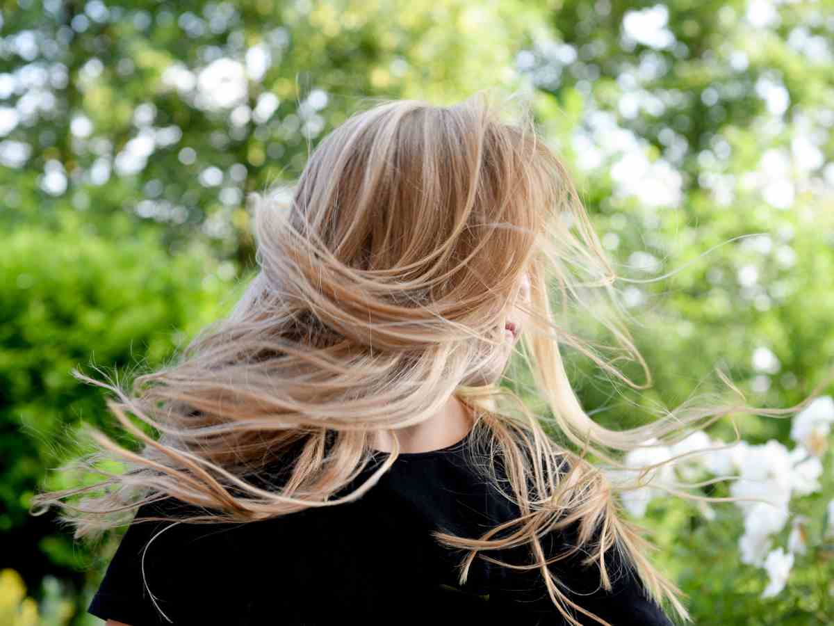 Donna con capelli lunghi arancioni biondi