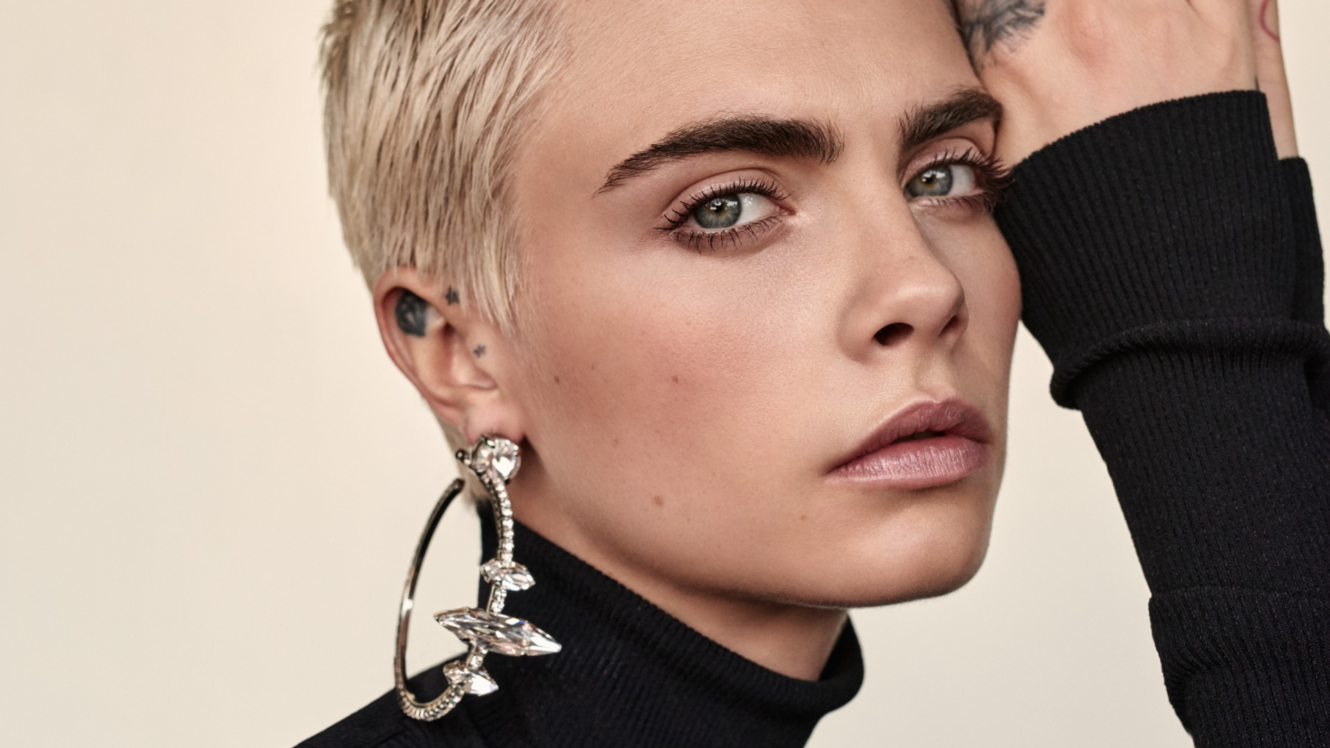 Cara Delevingne capelli biondi e sopracciglia scure